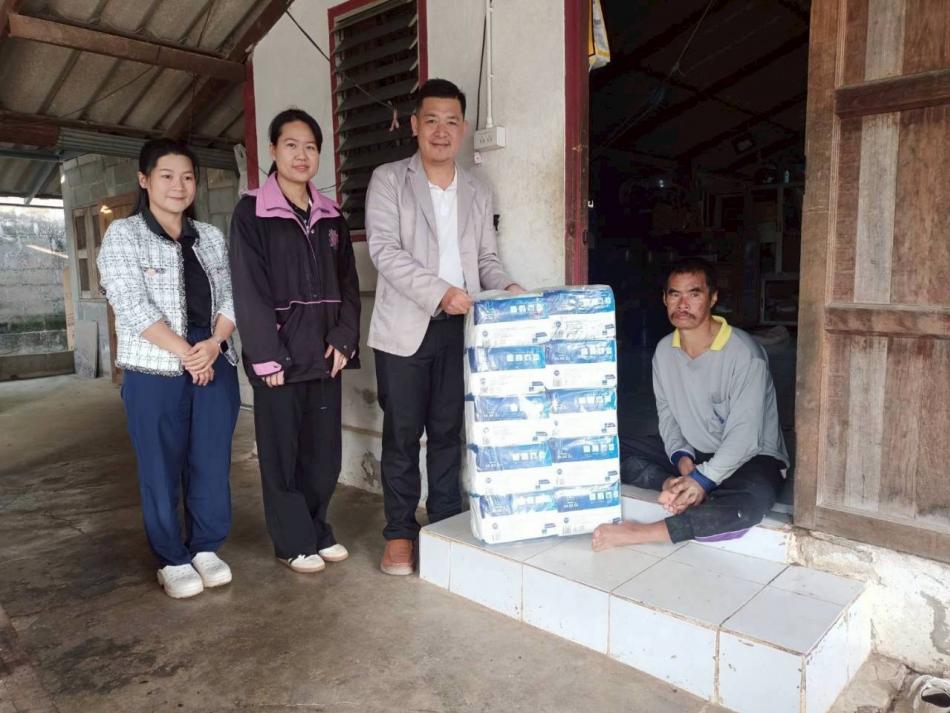 ศูนย์พัฒนาและฟื้นฟูคุณภาพชีวิตผู้สูงอายุและผู้พิการตำบลโป่งน้ำร้อน ลงเยี่ยมและมอบผ้าอ้อมผู้ใหญ่ ให้กับผู้ที่มีภาวะพึ่งพิง